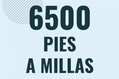 Profesor en pizarra explicando cuanto es 6500 pies en millas o como pasar de 6500 ft a mi