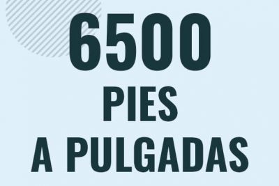 Profesor en pizarra explicando cuanto es 6500 pies en pulgadas o como pasar de 6500 ft a in