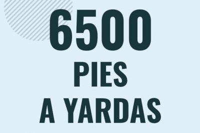 Profesor en pizarra explicando cuanto es 6500 pies en yardas o como pasar de 6500 ft a yd