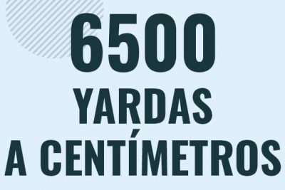 Profesor en pizarra explicando cuanto es 6500 yardas en centimetros o como pasar de 6500 yd a cm