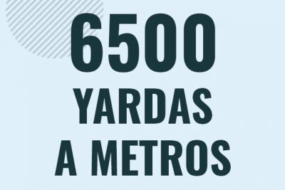 Profesor en pizarra explicando cuanto es 6500 yardas en metros o como pasar de 6500 yd a m