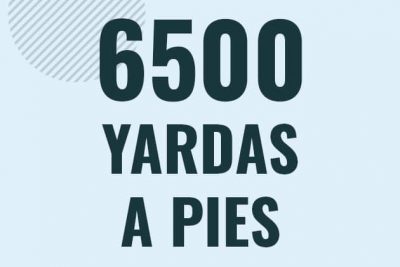 Profesor en pizarra explicando cuanto es 6500 yardas en pies o como pasar de 6500 yd a ft