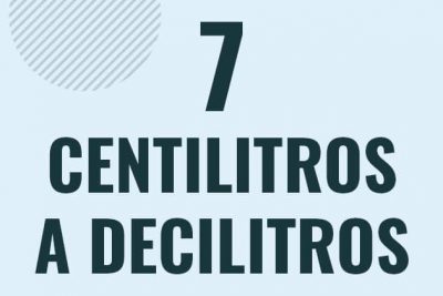 Profesor en pizarra explicando cuanto es 7 centilitros en decilitros o como pasar de 7 cl a dl