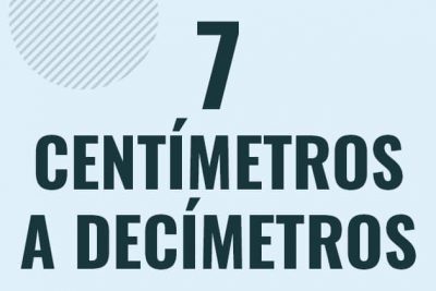 Profesor en pizarra explicando cuanto es 7 centimetros en decimetros o como pasar de 7 cm a dm
