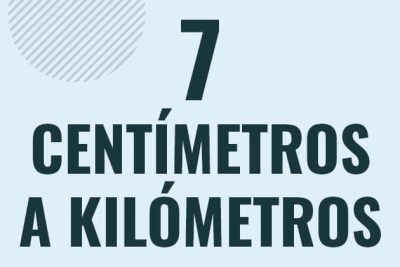 Profesor en pizarra explicando cuanto es 7 centimetros en kilometros o como pasar de 7 cm a km