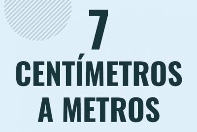 Profesor en pizarra explicando cuanto es 7 centimetros en metros o como pasar de 7 cm a m