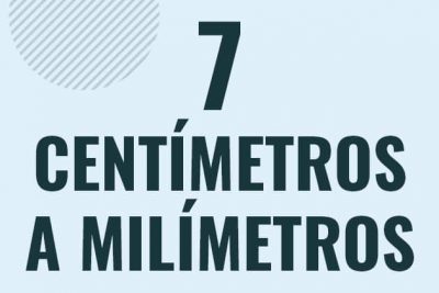 Profesor en pizarra explicando cuanto es 7 centimetros en milimetros o como pasar de 7 cm a mm