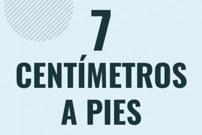 Profesor en pizarra explicando cuanto es 7 centimetros en pies o como pasar de 7 cm a ft