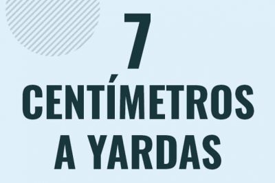 Profesor en pizarra explicando cuanto es 7 centimetros en yardas o como pasar de 7 cm a yd