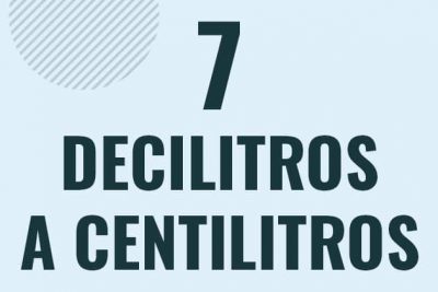 Profesor en pizarra explicando cuanto es 7 decilitros en centilitros o como pasar de 7 dl a cl