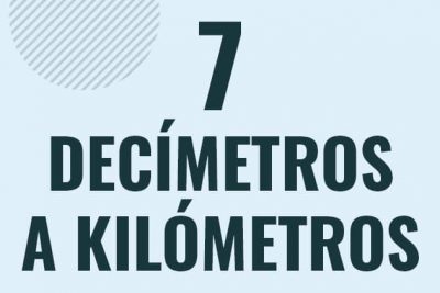 Profesor en pizarra explicando cuanto es 7 decimetros en kilometros o como pasar de 7 dm a km