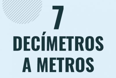 Profesor en pizarra explicando cuanto es 7 decimetros en metros o como pasar de 7 dm a m