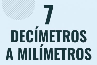 Profesor en pizarra explicando cuanto es 7 decimetros en milimetros o como pasar de 7 dm a mm