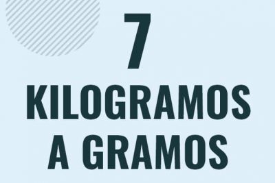 Profesor en pizarra explicando cuanto es 7 kilogramos en gramos o como pasar de 7 kg a g