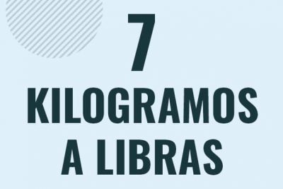 Profesor en pizarra explicando cuanto es 7 kilogramos en libras o como pasar de 7 kg a lb