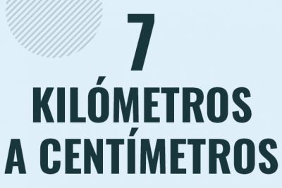 Profesor en pizarra explicando cuanto es 7 kilometros en centimetros o como pasar de 7 km a cm