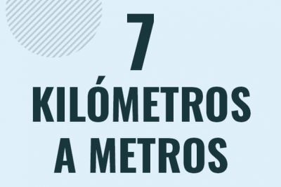 Profesor en pizarra explicando cuanto es 7 kilometros en metros o como pasar de 7 km a m