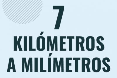 Profesor en pizarra explicando cuanto es 7 kilometros en milimetros o como pasar de 7 km a mm