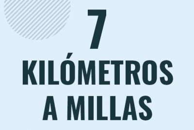 Profesor en pizarra explicando cuanto es 7 kilometros en millas o como pasar de 7 km a mi