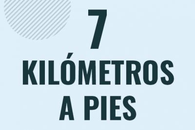Profesor en pizarra explicando cuanto es 7 kilometros en pies o como pasar de 7 km a ft