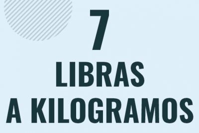 Profesor en pizarra explicando cuanto es 7 libras en kilogramos o como pasar de 7 lb a kg