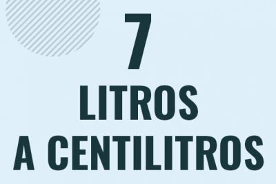 Profesor en pizarra explicando cuanto es 7 litros en centilitros o como pasar de 7 l a cl