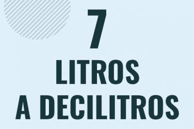 Profesor en pizarra explicando cuanto es 7 litros en decilitros o como pasar de 7 l a dl