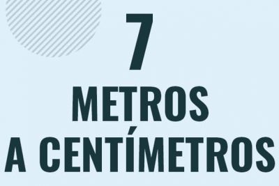 Profesor en pizarra explicando cuanto es 7 metros en centimetros o como pasar de 7 m a cm