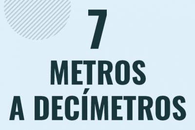 Profesor en pizarra explicando cuanto es 7 metros en decimetros o como pasar de 7 m a dm