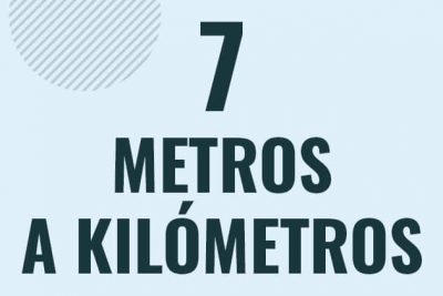 Profesor en pizarra explicando cuanto es 7 metros en kilometros o como pasar de 7 m a km