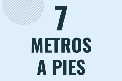 Profesor en pizarra explicando cuanto es 7 metros en pies o como pasar de 7 m a ft