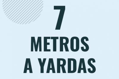 Profesor en pizarra explicando cuanto es 7 metros en yardas o como pasar de 7 m a yd