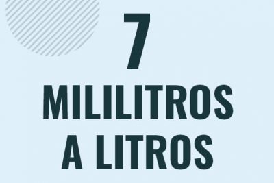 Profesor en pizarra explicando cuanto es 7 mililitros en litros o como pasar de 7 ml a l