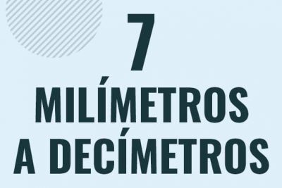 Profesor en pizarra explicando cuanto es 7 milimetros en decimetros o como pasar de 7 mm a dm