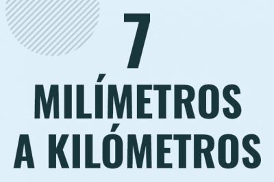 Profesor en pizarra explicando cuanto es 7 milimetros en kilometros o como pasar de 7 mm a km
