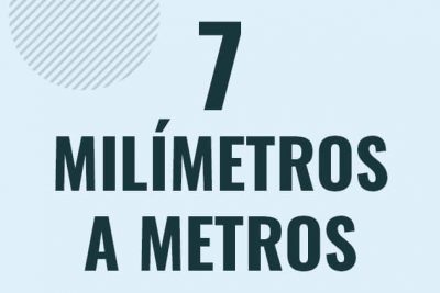 Profesor en pizarra explicando cuanto es 7 milimetros en metros o como pasar de 7 mm a m