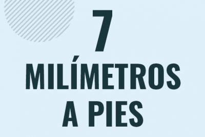 Profesor en pizarra explicando cuanto es 7 milimetros en pies o como pasar de 7 mm a ft