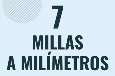 Profesor en pizarra explicando cuanto es 7 millas en milimetros o como pasar de 7 mi a mm