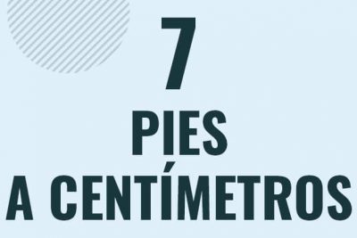 Profesor en pizarra explicando cuanto es 7 pies en centimetros o como pasar de 7 ft a cm