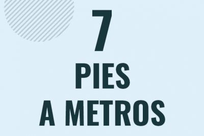 Profesor en pizarra explicando cuanto es 7 pies en metros o como pasar de 7 ft a m