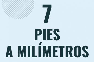 Profesor en pizarra explicando cuanto es 7 pies en milimetros o como pasar de 7 ft a mm
