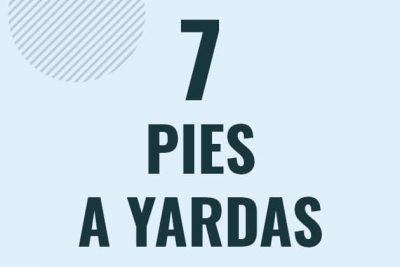 Profesor en pizarra explicando cuanto es 7 pies en yardas o como pasar de 7 ft a yd