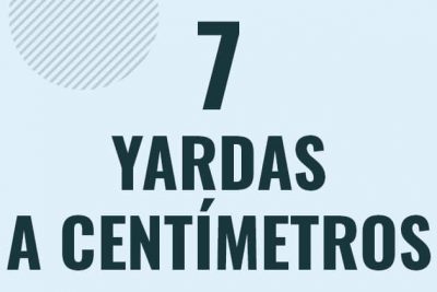 Profesor en pizarra explicando cuanto es 7 yardas en centimetros o como pasar de 7 yd a cm