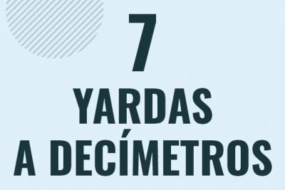 Profesor en pizarra explicando cuanto es 7 yardas en decimetros o como pasar de 7 yd a dm