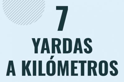 Profesor en pizarra explicando cuanto es 7 yardas en kilometros o como pasar de 7 yd a km