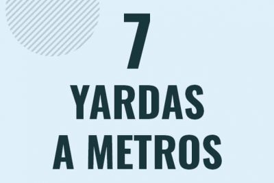 Profesor en pizarra explicando cuanto es 7 yardas en metros o como pasar de 7 yd a m