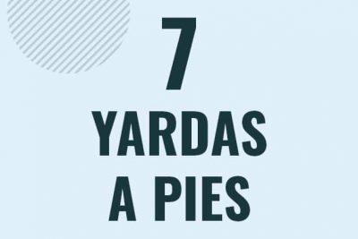 Profesor en pizarra explicando cuanto es 7 yardas en pies o como pasar de 7 yd a ft