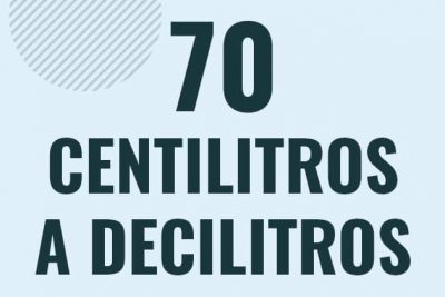Profesor en pizarra explicando cuanto es 70 centilitros en decilitros o como pasar de 70 cl a dl