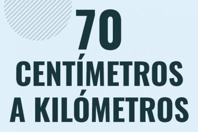 Profesor en pizarra explicando cuanto es 70 centimetros en kilometros o como pasar de 70 cm a km