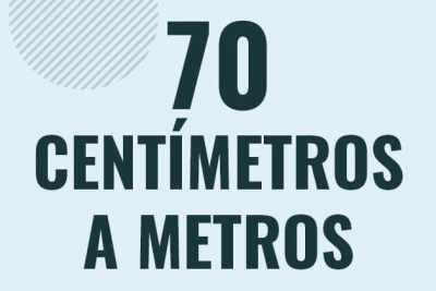 Profesor en pizarra explicando cuanto es 70 centimetros en metros o como pasar de 70 cm a m